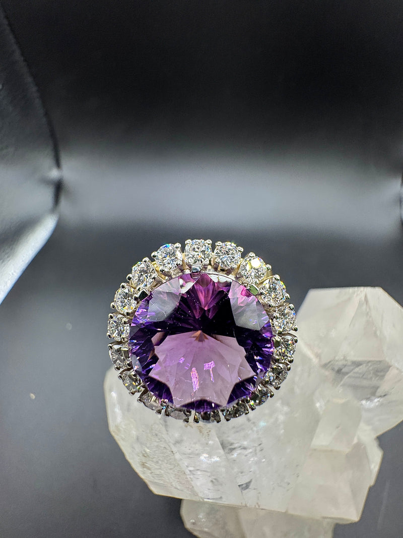 Prunkvoller Cocktailring in 18 Karat Gold mit großem Amethyst & Brillanten