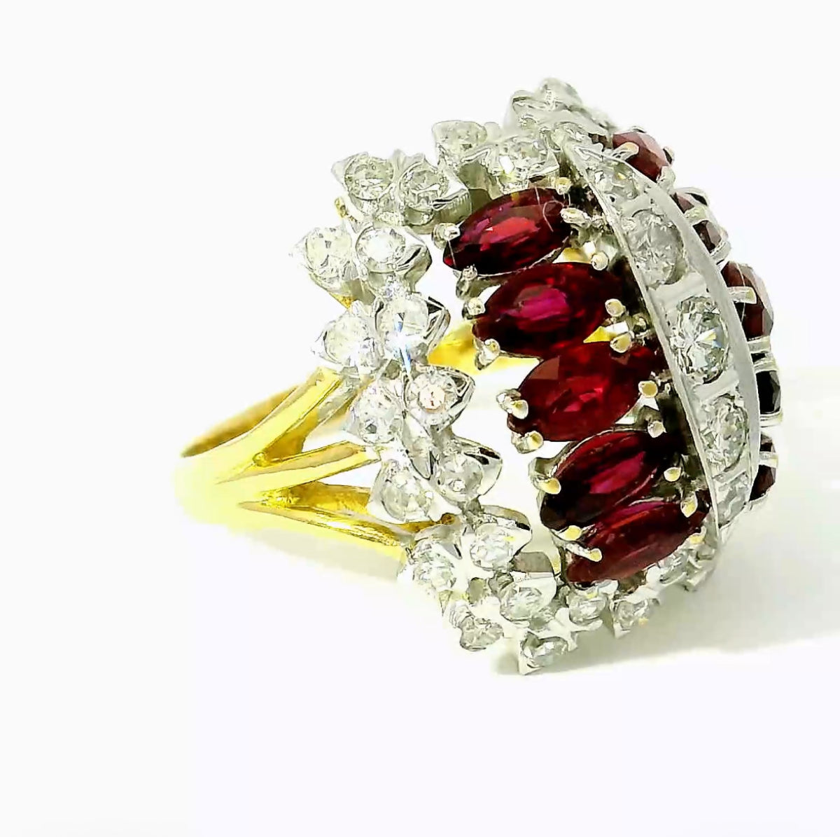 Extravagant cocktail ring in 18 karat gold with rubies and brilliant-cut diamonds