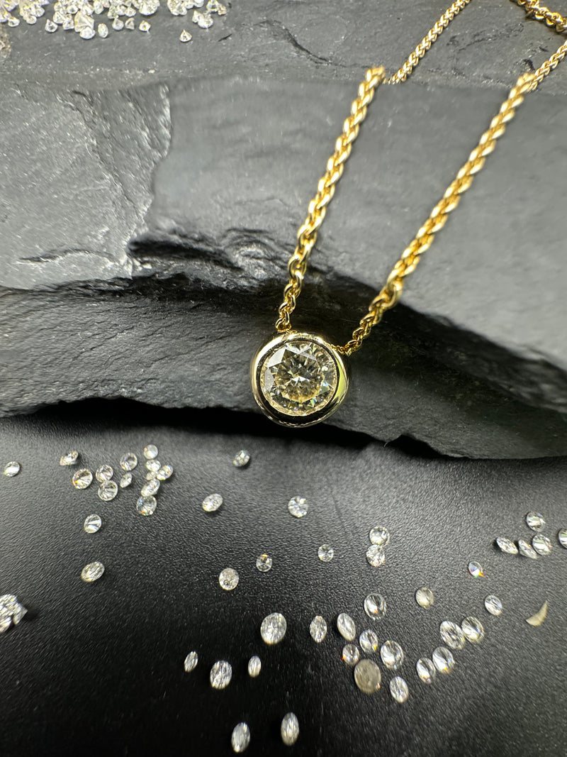 Edler Solitär Anhänger in 14 Karat Gelbgold mit feinen Brillant & Kette