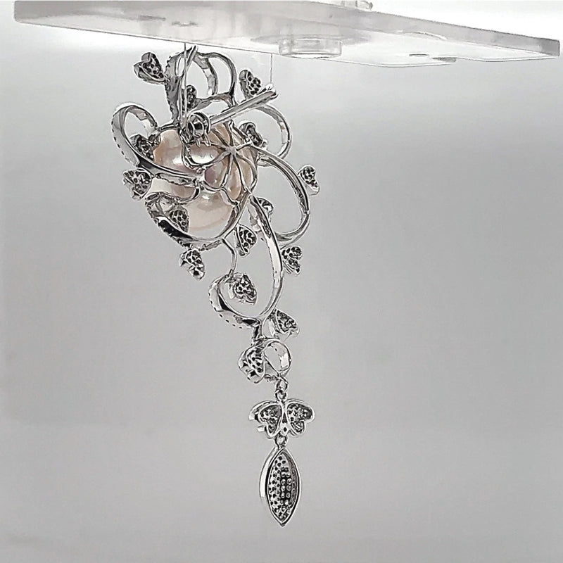 Unique pendant in 18 carat white gold with a large South Sea pearl and brilliant-cut diamonds