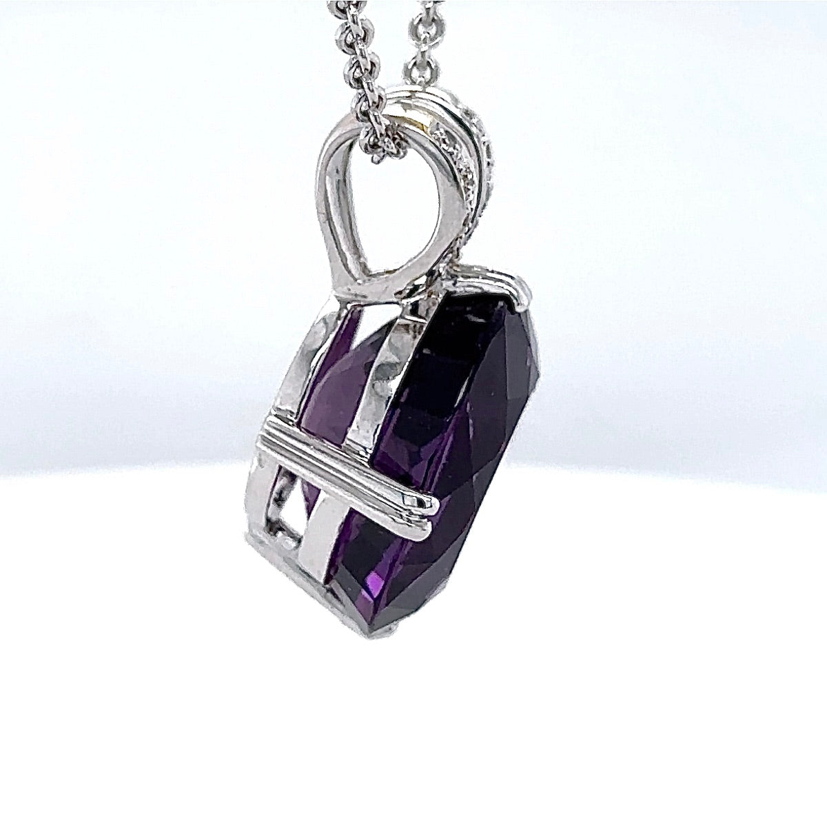 Moderner Edelsteinanhänger in 18 Karat Weißgold mit Amethyst & Brillanten + Kette