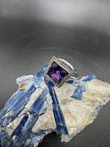 Massiver Ring in 18 Karat Weißgold mit Amethyst und Brillanten