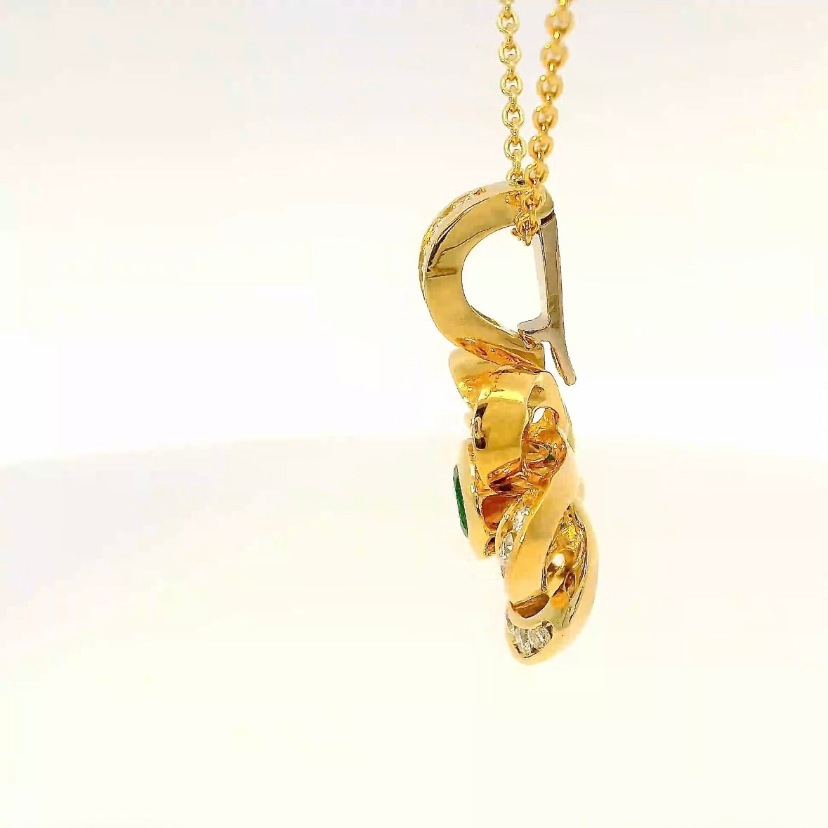 Handgefertigter Anhänger in 18 Karat Gelbgold mit Smaragd & Brillanten von Goldbaur