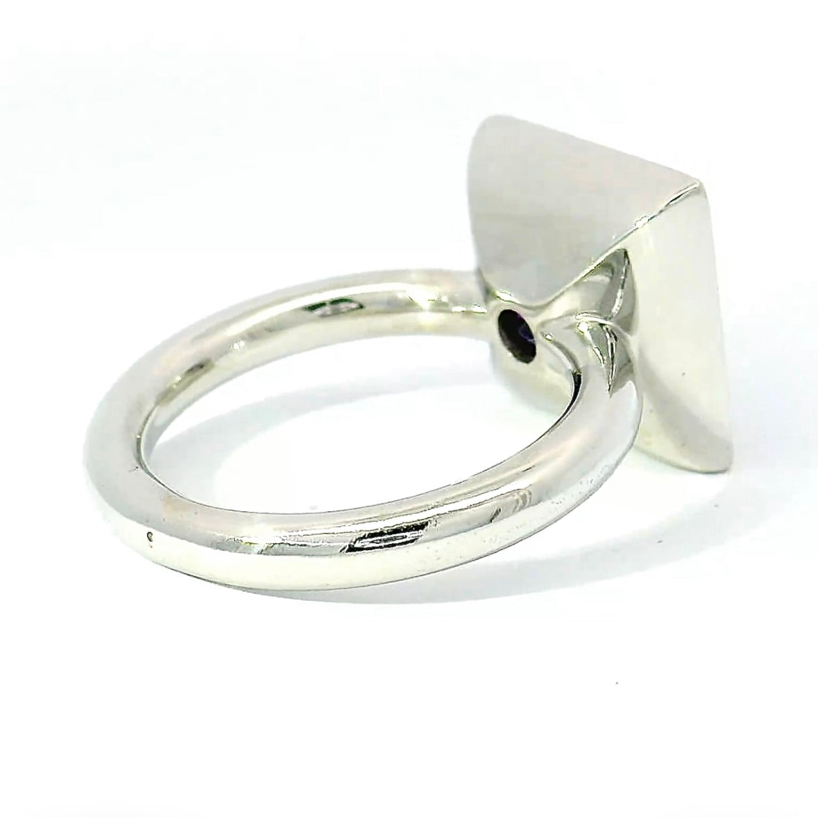 Massiver Ring in 18 Karat Weißgold mit Amethyst und Brillanten