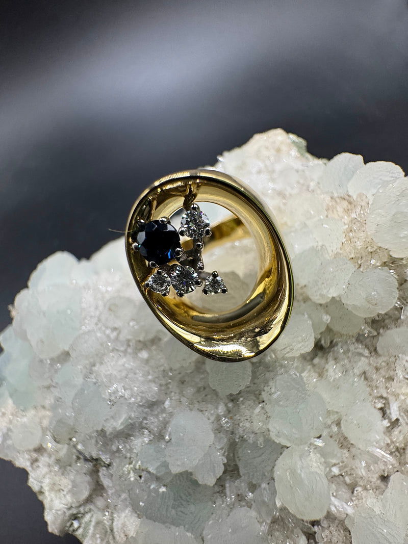 Handgefertigter Ring in 18 Karat Gelbgold mit Brillanten & Saphir