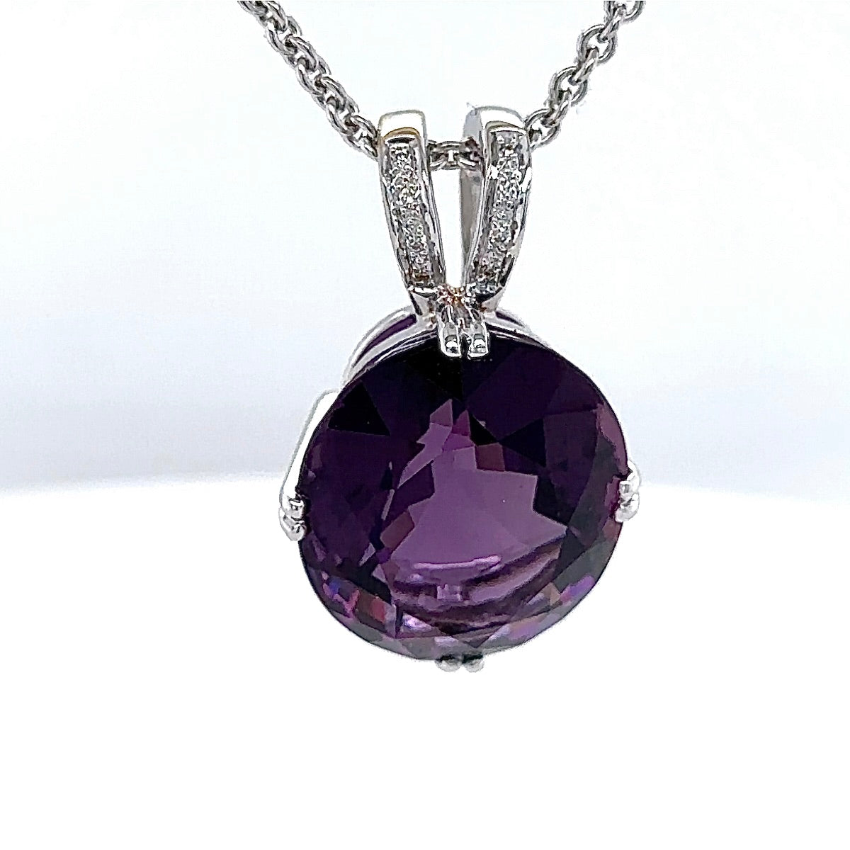 Moderner Edelsteinanhänger in 18 Karat Weißgold mit Amethyst & Brillanten + Kette