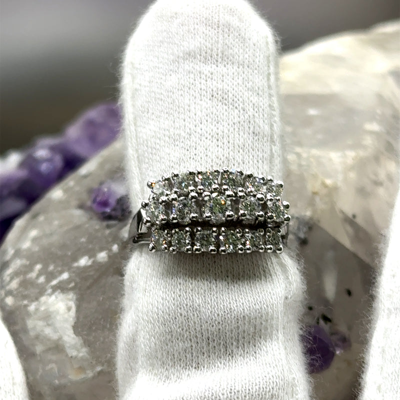 Edele vintage ring in 14 karaat witgoud met zeer fijne diamanten 