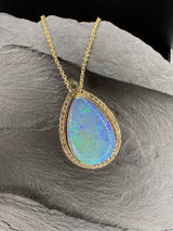 Handgefertigter Anhänger in 14 Karat Gelbgold mit äthiopischem Opal und Brillanten