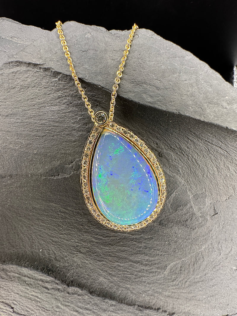 Handgefertigter Anhänger in 14 Karat Gelbgold mit äthiopischem Opal und Brillanten