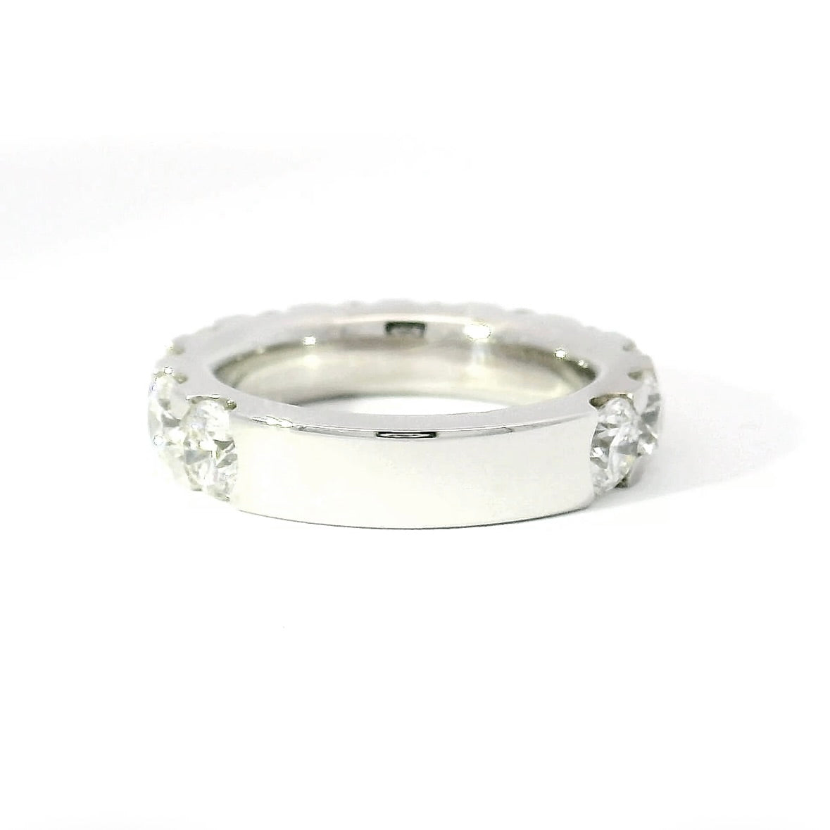 Edler Memory Ring in 18 Karat Weißgold mit 4,90 Karat hochfeinen Brillanten