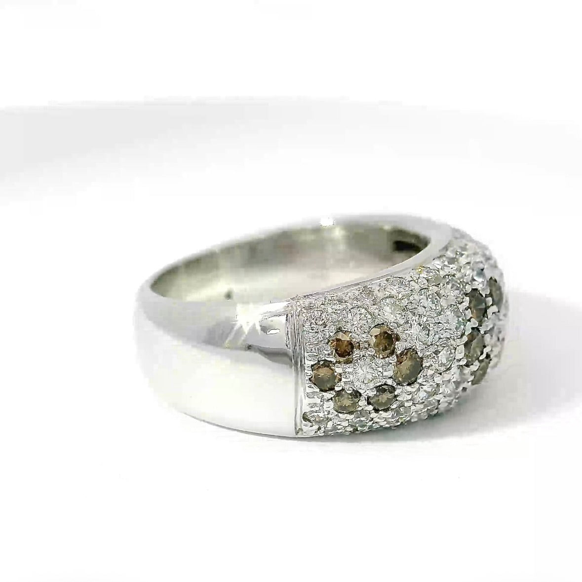 Elegant 18 karat (750) white gold ring with brilliant-cut and fancy-cut diamonds