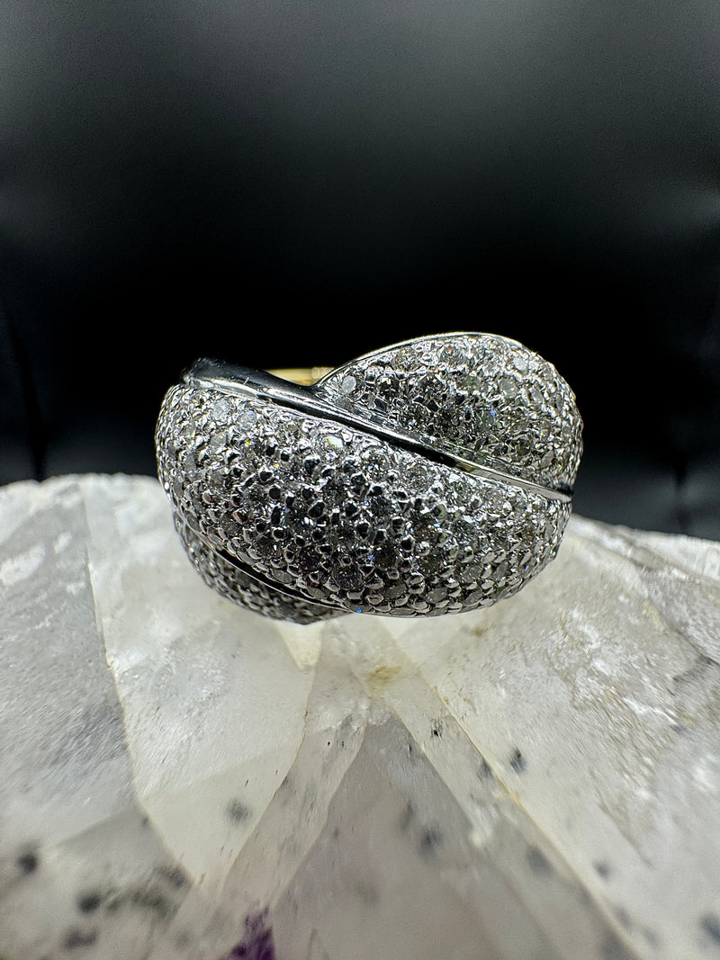 Solid bicolor ring in 18 carat (750) gold with 156 brilliant-cut diamonds