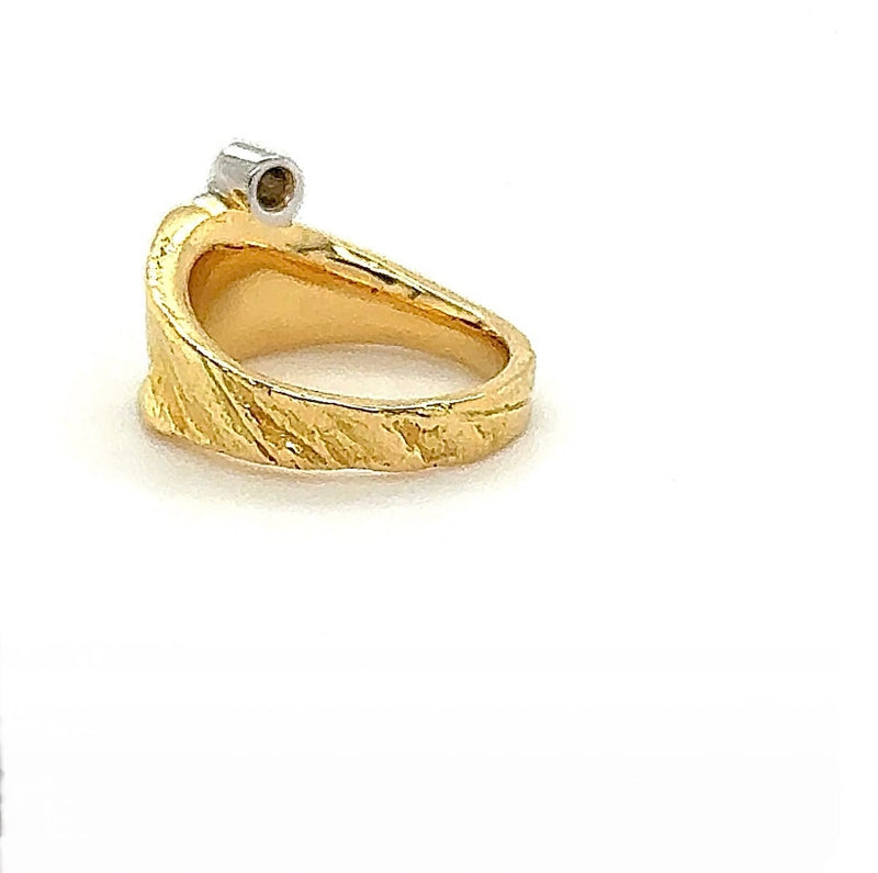 Massieve ring in 18 karaat geel- en witgoud met zeer fijne briljant geslepen diamanten 
