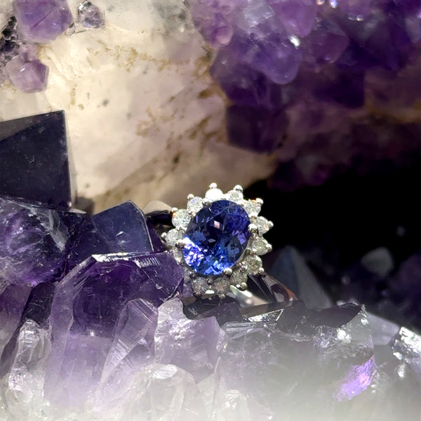 Modern entourage ring in 18 carat white gold with very fine tanzanite and brilliant-cut diamonds