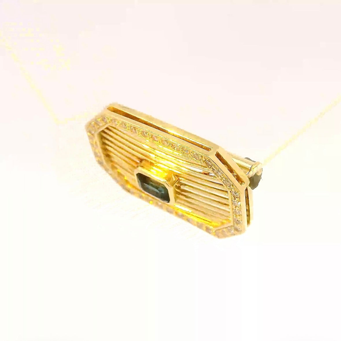 Elegante Brosche in 14 Karat Gelbgold mit Saphir & Diamanten