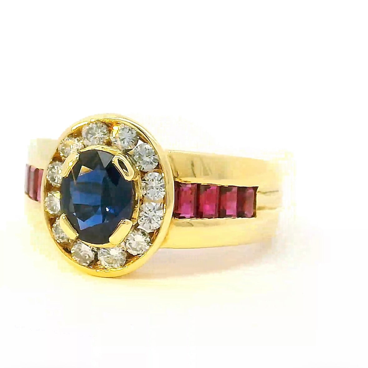 Edler Ring in 18 Karat Gelbgold mit Saphir, Brillanten & Rubinen
