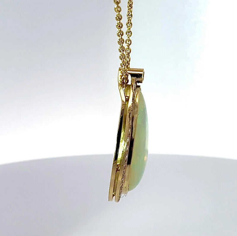 Handgefertigter Anhänger in 14 Karat Gelbgold mit äthiopischem Opal und Brillanten