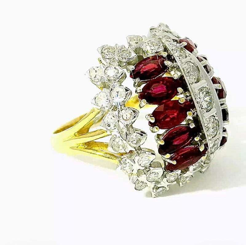 Ausgefallener Cocktailring in 18 Karat Gold mit Rubinen und Brillanten