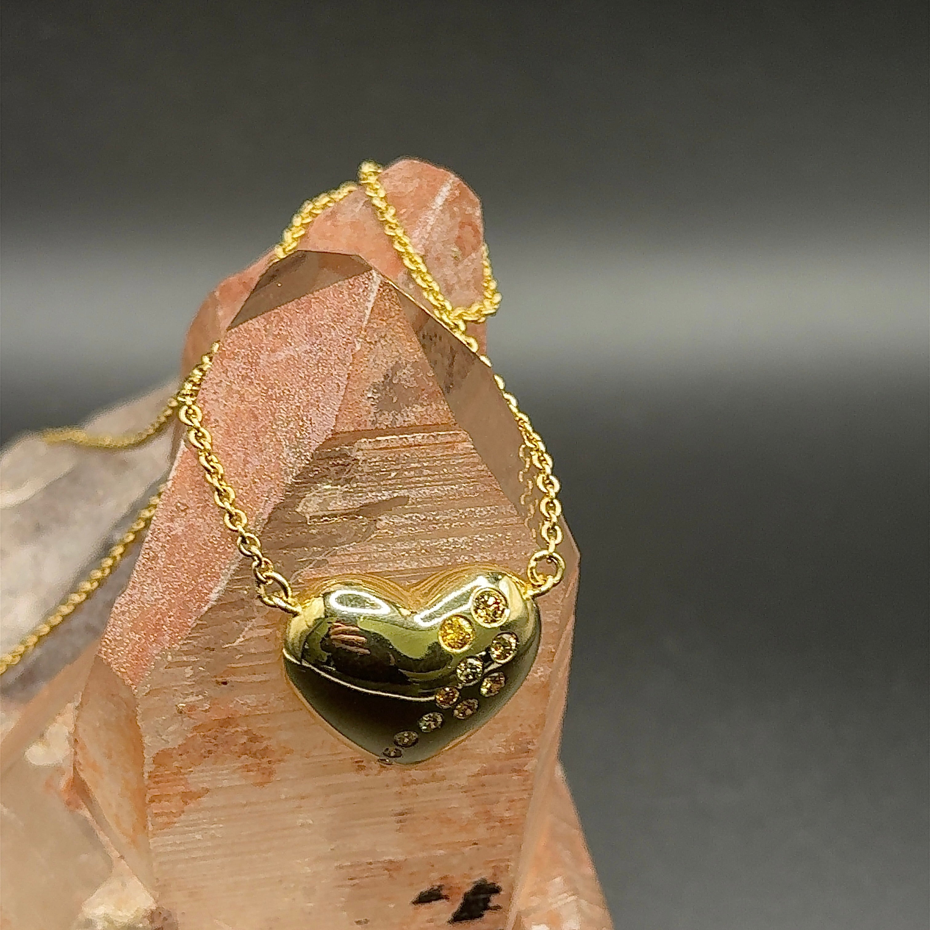 Hartenketting in 18 karaat geelgoud met natuurlijk gekleurde diamanten, met ketting in 14 karaat