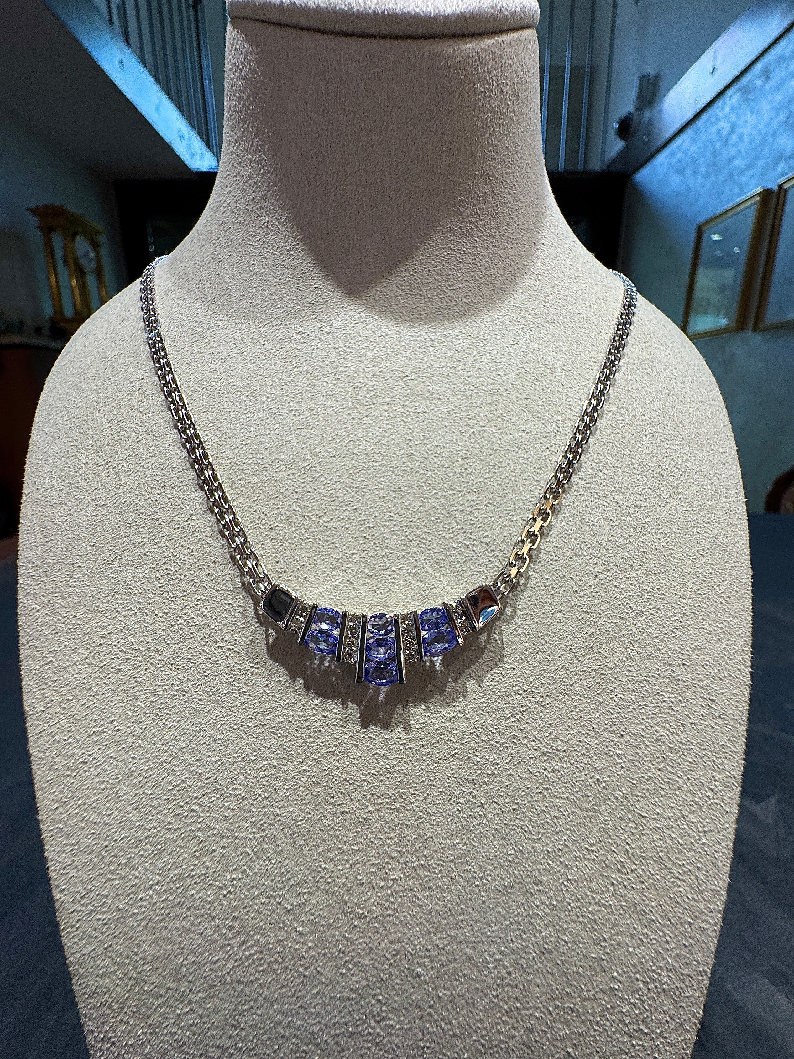 Elegantes Collier in 14 Karat Weißgold mit feinen Tansaniten & Brillanten