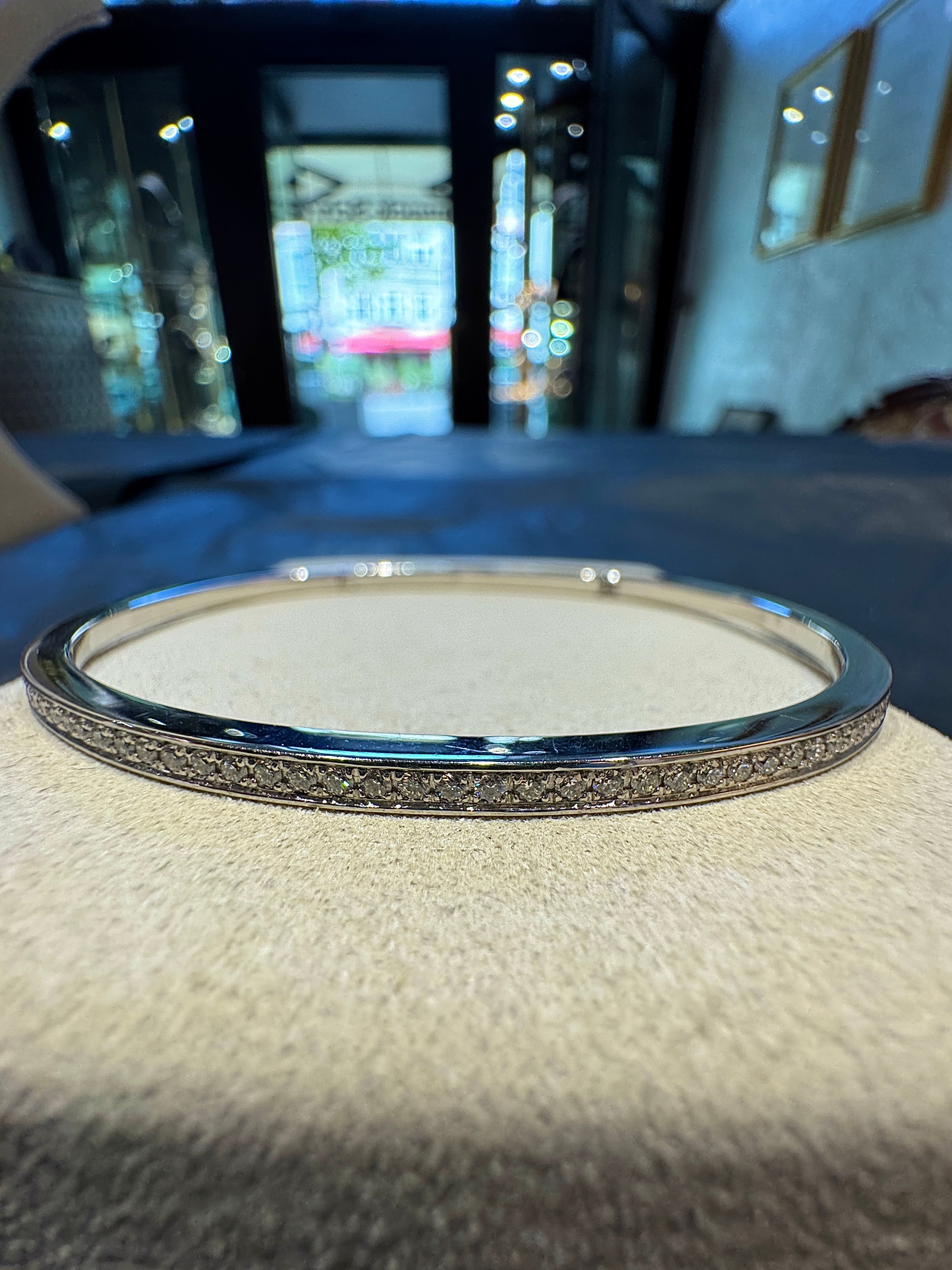 Noble bangle in 950 platinum with 1.45 carat of high-fine brilliant-cut diamonds