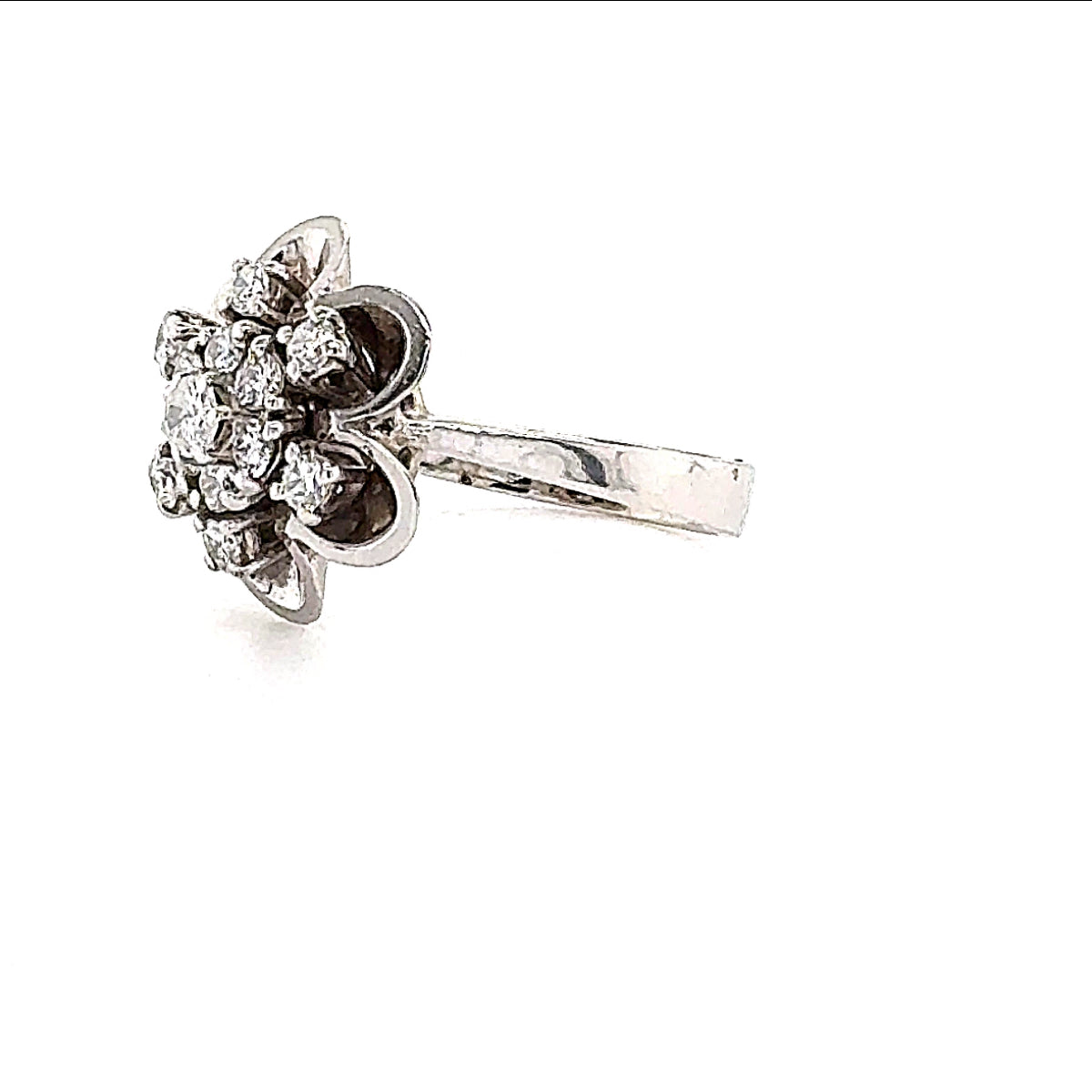 Dekorativer Blumen-Ring in 14 Karat Weißgold mit lebhaften Brillanten