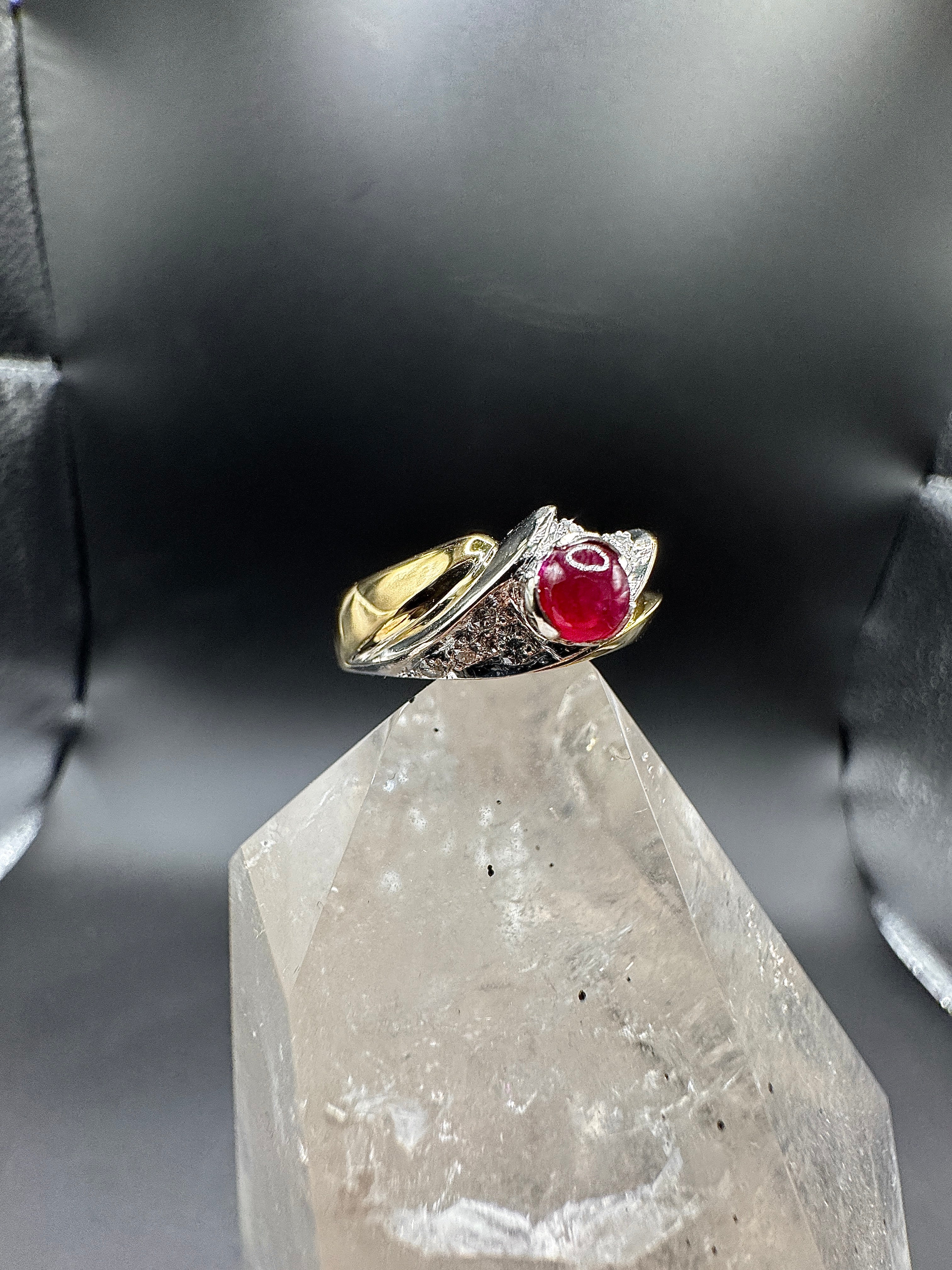 Handgefertigter Bicolor Ring in 18 Karat Gold mit Rubin und Brillanten