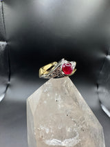 Handgefertigter Bicolor Ring in 18 Karat Gold mit Rubin und Brillanten