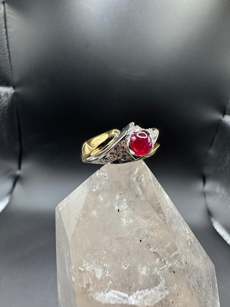 Handgefertigter Bicolor Ring in 18 Karat Gold mit Rubin und Brillanten