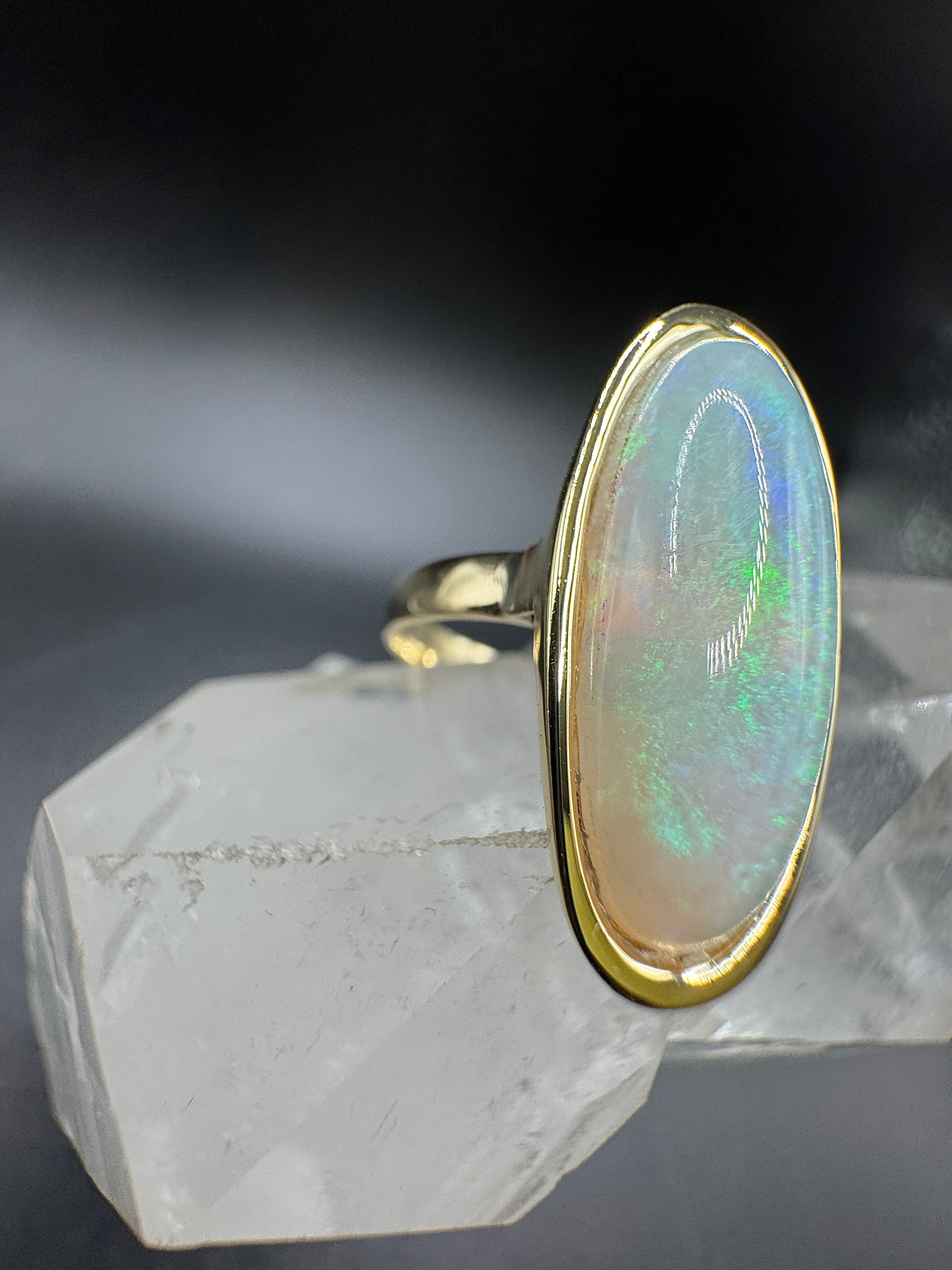 Eleganter Ring in 14 Karat (585) Gelbgold mit großem Opal
