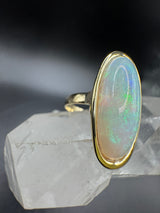 Eleganter Ring in 14 Karat (585) Gelbgold mit großem Opal