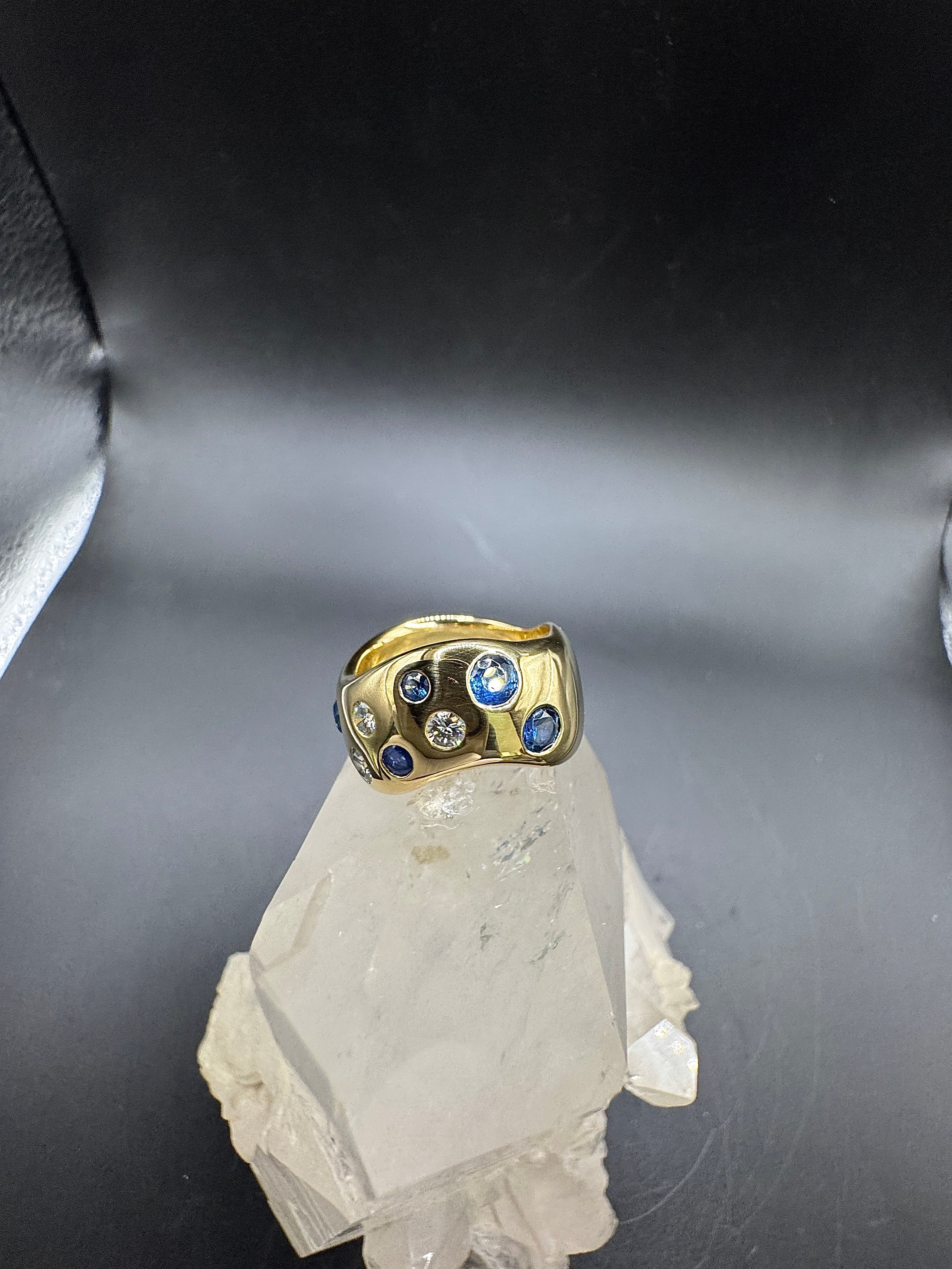 Eleganter Ring in 18 Karat Gelbgold mit Saphiren & Brillanten