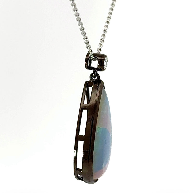 Australischer Opal Anhänger in 14 Karat Schwarzgold mit feinen Brillant