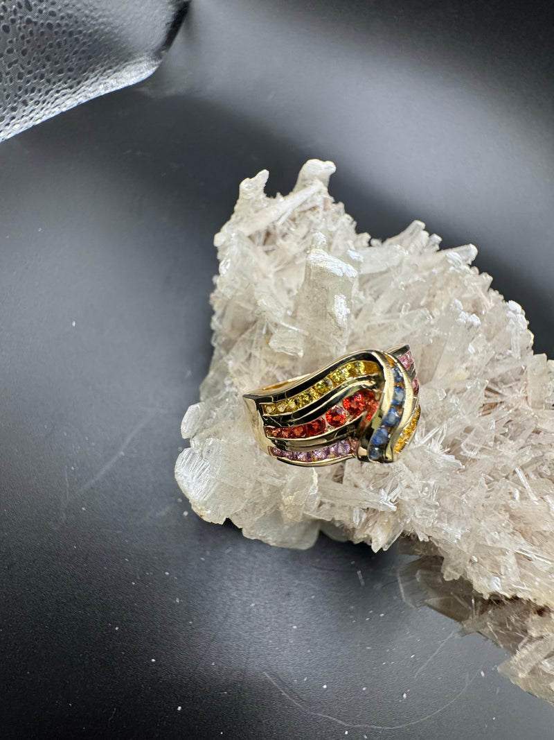 Farbenfroher Ring in 14 Karat Gelbgoldmit Farbsteinen im Wellen-Design