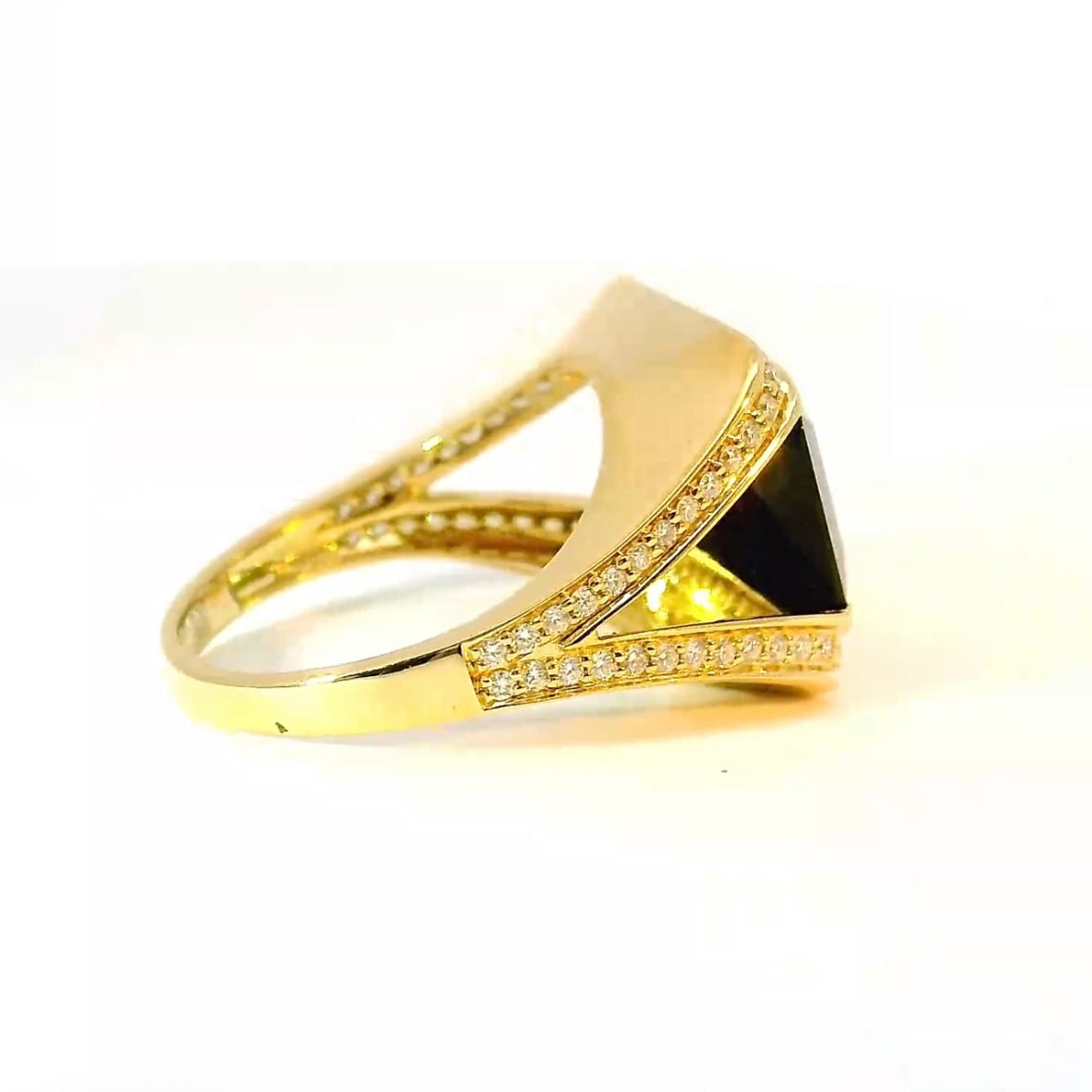 Beeindruckender Ring in 14 Karat Gelbgold mit großem Turmalin & feinen Brillanten