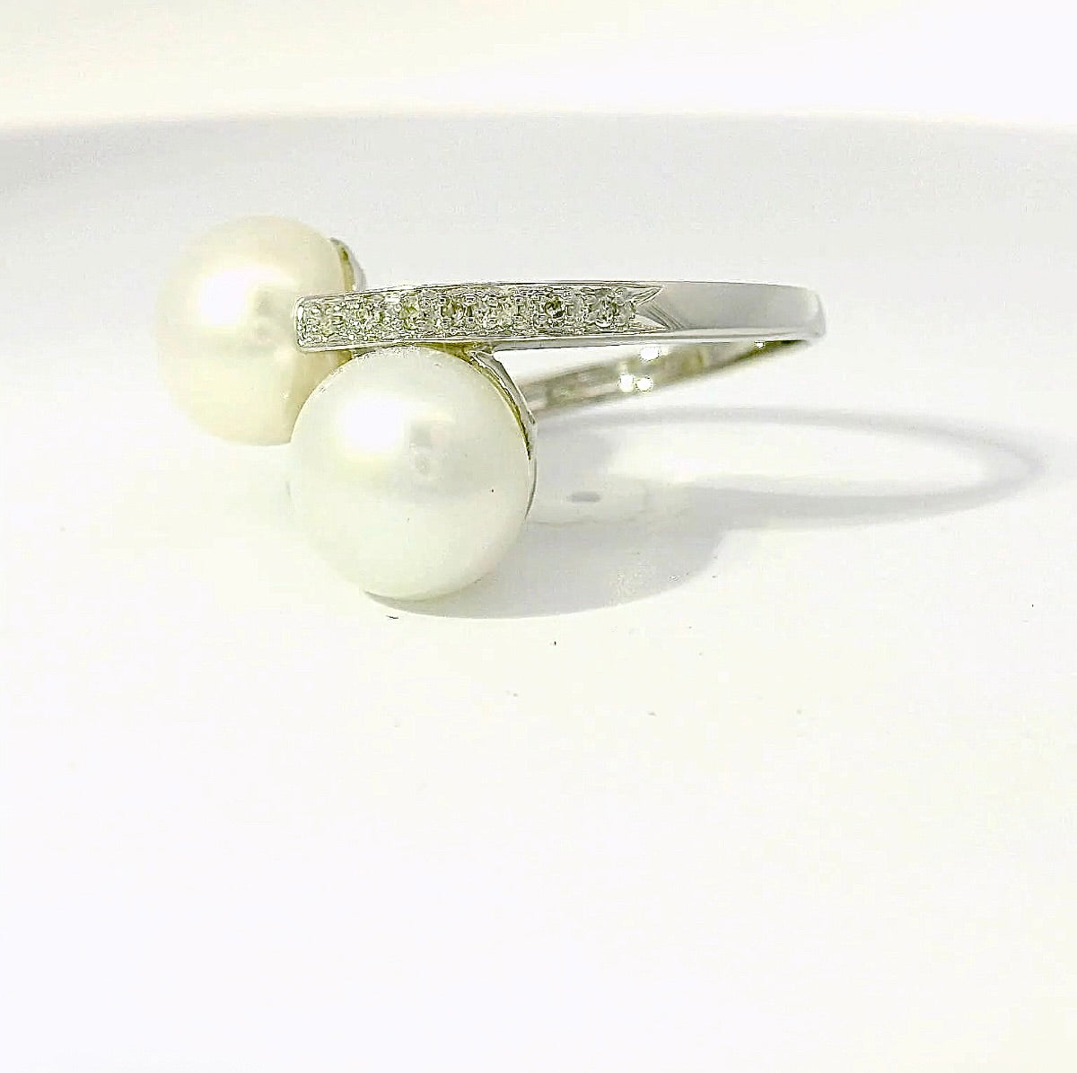 Eleganter Toi-et-Moi-Ring in 9 Karat Weißgold mit Diamanten und Perlen