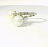 Eleganter Toi-et-Moi-Ring in 9 Karat Weißgold mit Diamanten und Perlen