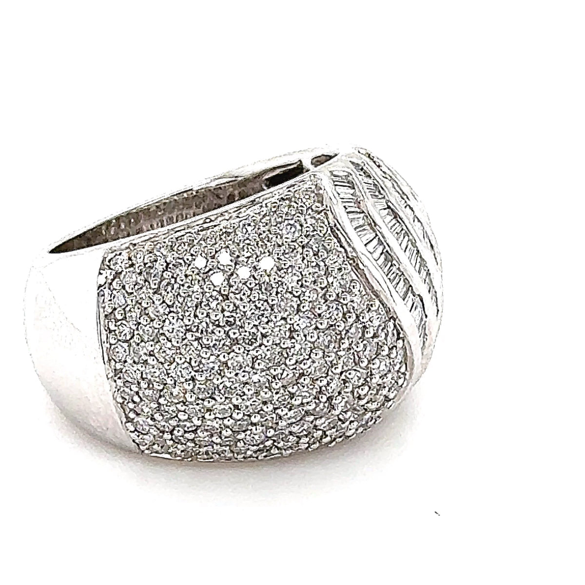 Prunkvoller Ring in 18 Karat Weißgold mit über 200 feinen Brillanten & Diamanten