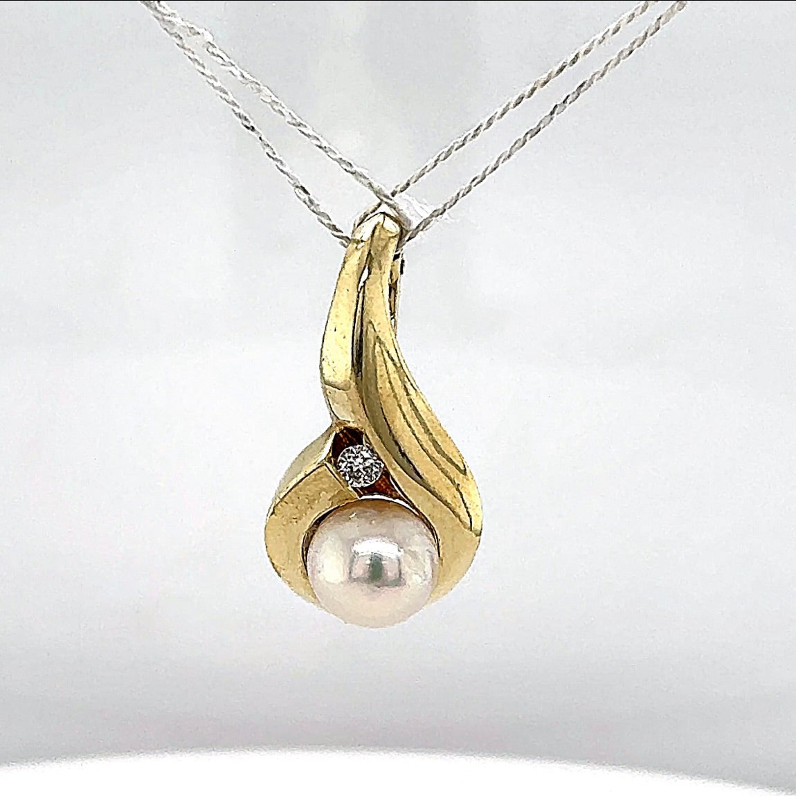 Eleganter Vintage-Anhänger in 14 Karat Gelbgold mit Brillant und Akoya-Perle