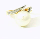 Zeitloser Ring in 14 Karat Gelbgold mit Süßwasserperle und Brillanten