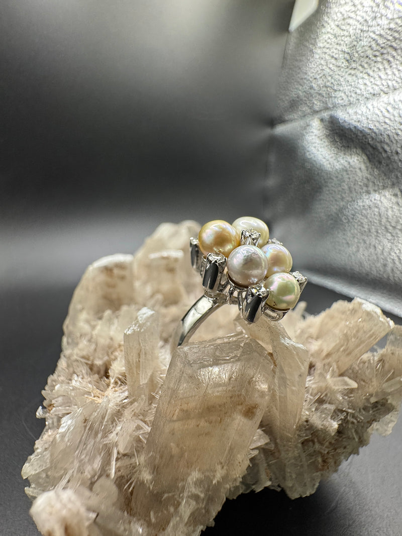 Ausgefallener Ring in 14 Karat Weißgold mit Perlen und Brillanten