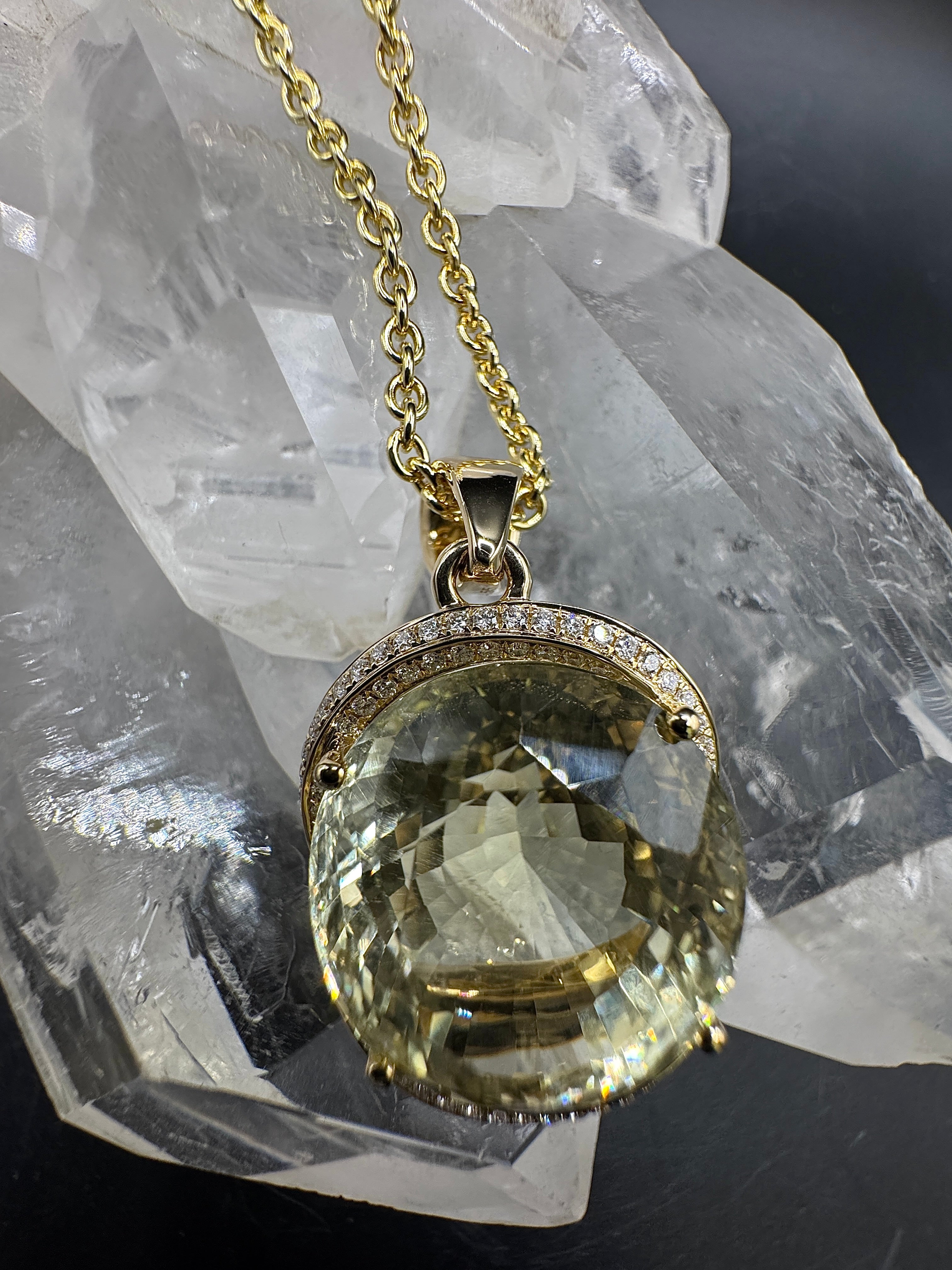 Beeindruckender Anhänger in 14 Karat Gelbgold mit riesigem Goldberyll & Brillanten