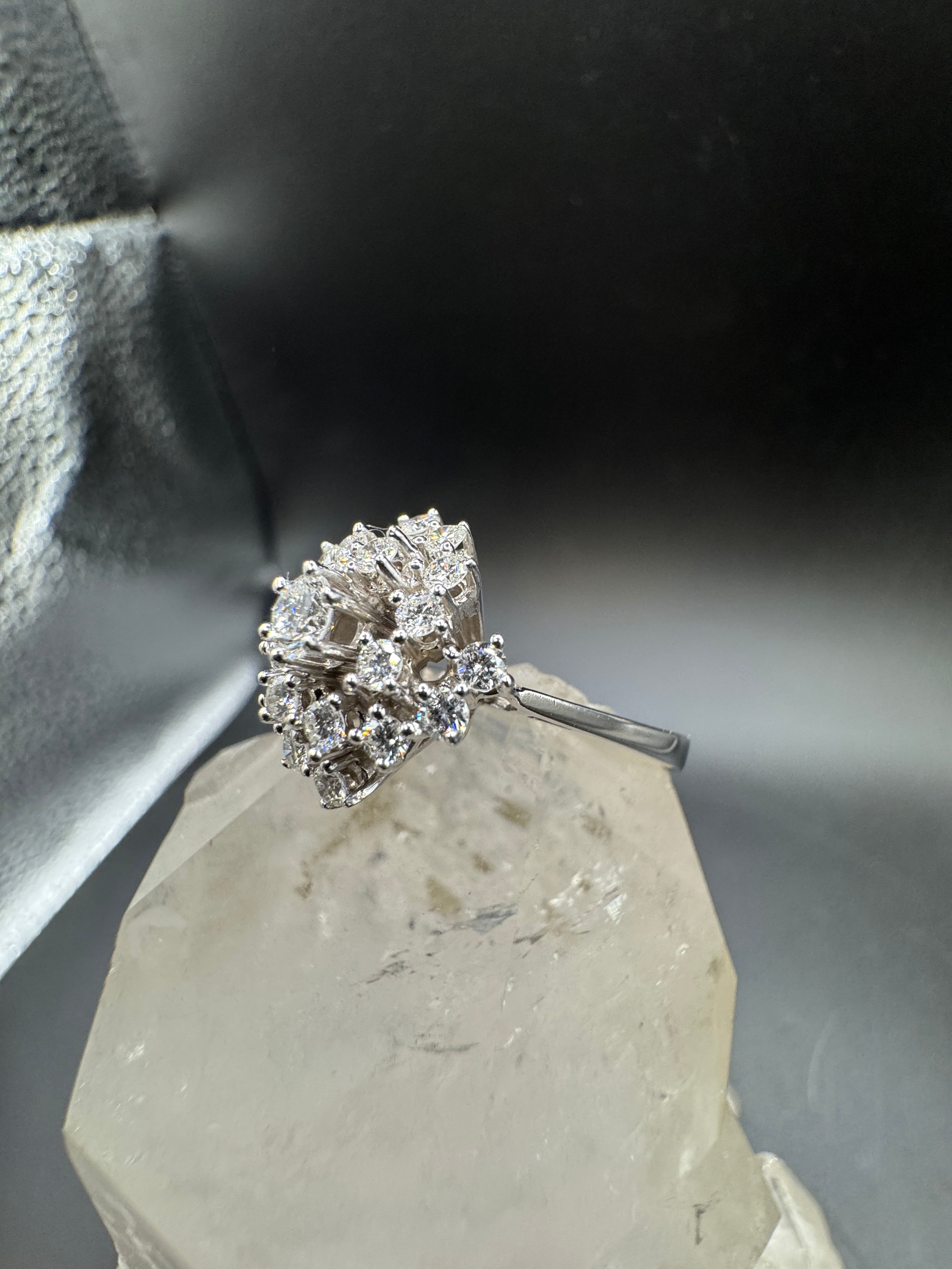 Steinbetonter Ring in 14 Karat Weißgold mit feinen Brillanten