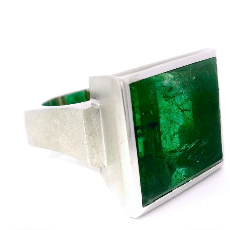 Einmaliger Ring in 18 Karat Weißgold mit beeindruckendem Turmalin