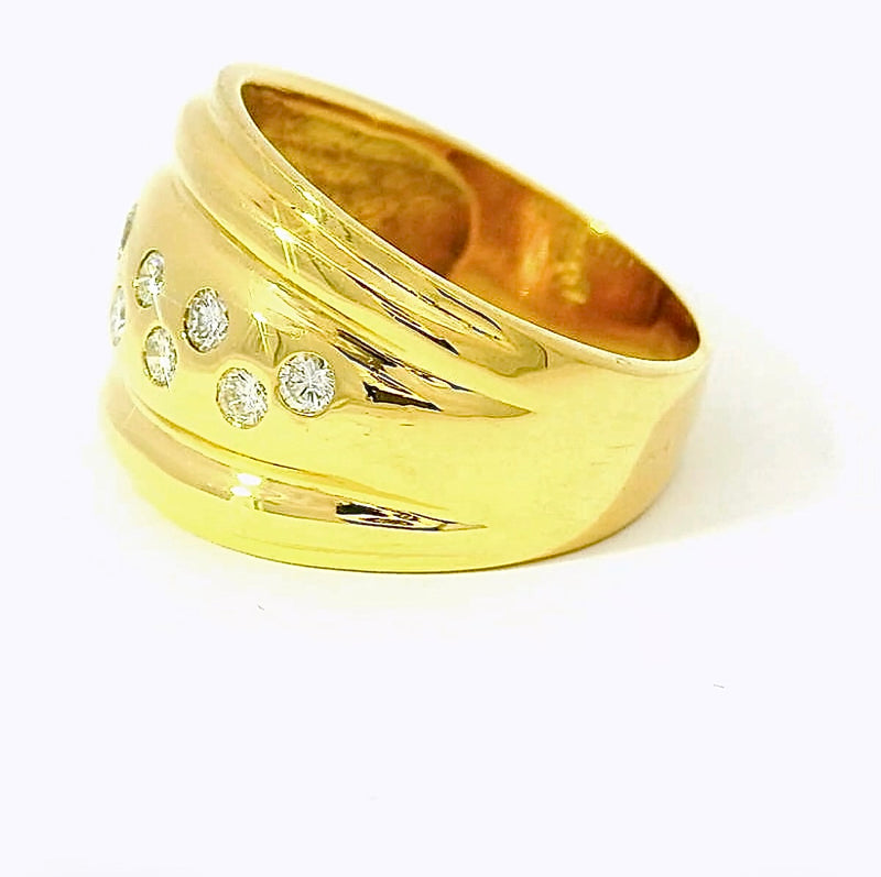 Leuchtender Ring in 18 Karat Gelbgold mit feinsten Brillanten