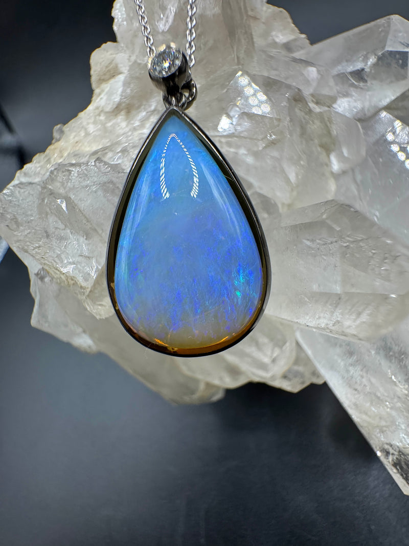 Australischer Opal Anhänger in 14 Karat Schwarzgold mit feinen Brillant
