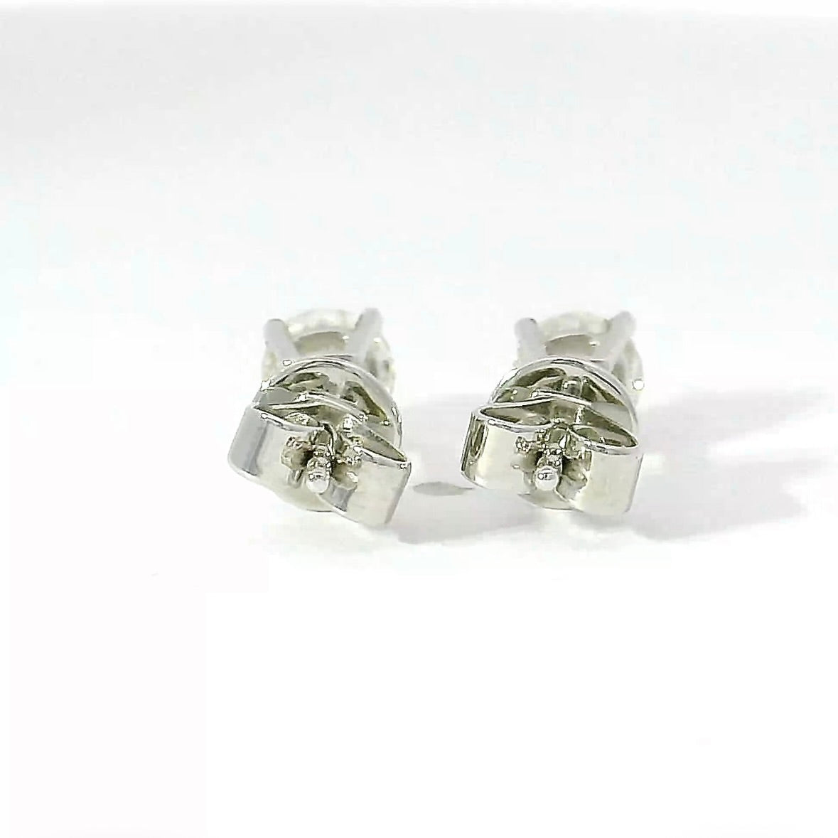 Moderne Brillantstecker in 18 Karat Gelbgold mit hochfeinen Brillanten