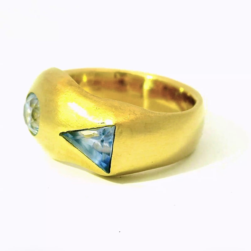 Handgefertigter 18 Karat Gelbgold Ring mit außergewöhnlichen Bicolor-Saphiren