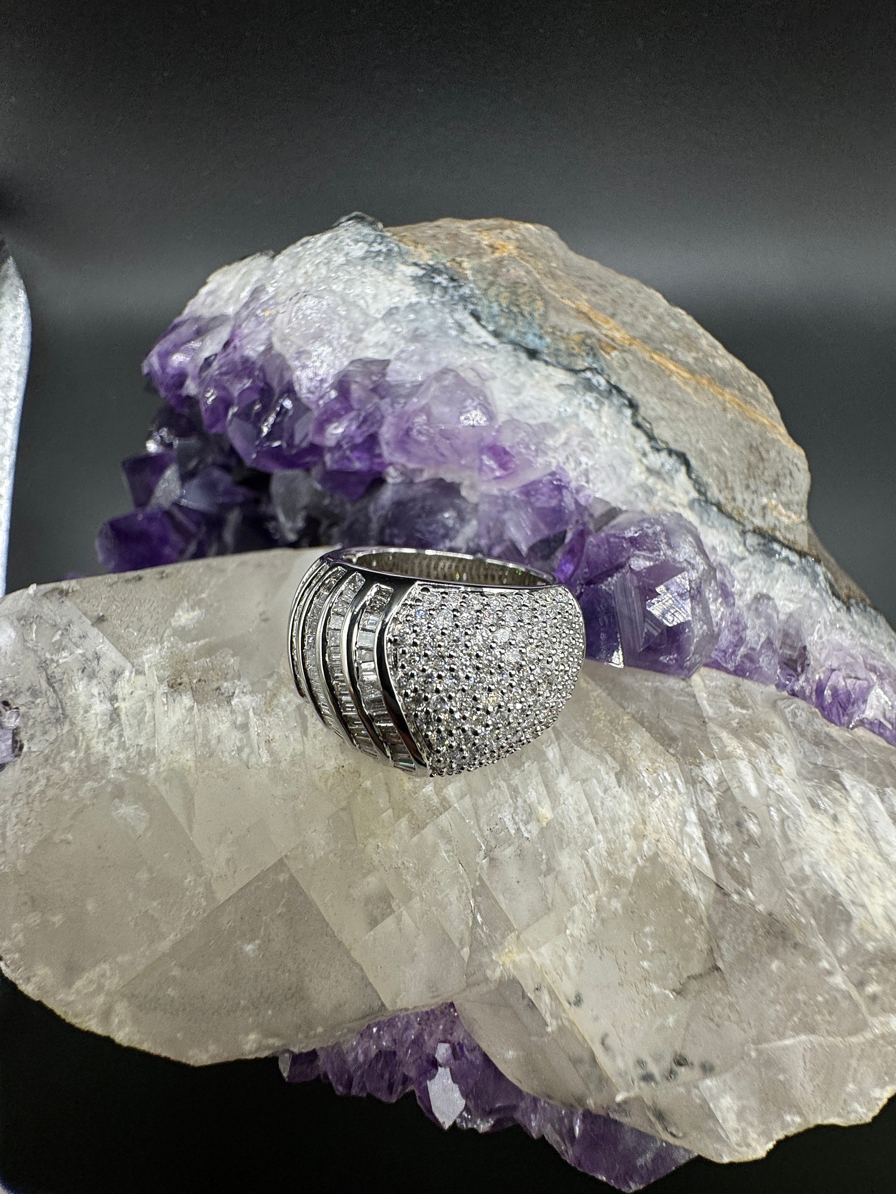 Prunkvoller Ring in 18 Karat Weißgold mit über 200 feinen Brillanten & Diamanten