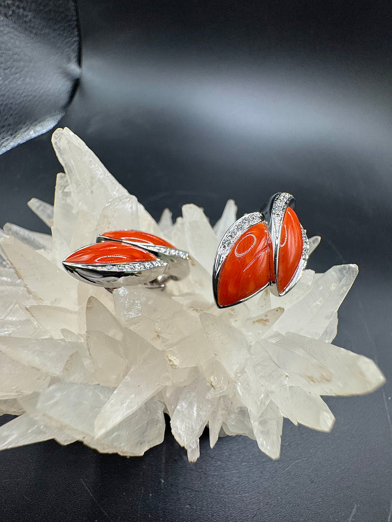 Hochwertige Ohrringe in 18 Karat Weißgold mit handgeschnitzter Koralle